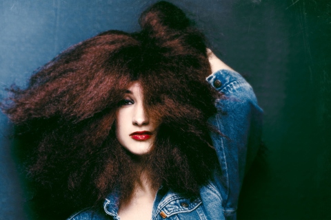 Sfondi Beautiful Brunette With Curly Hair 480x320
