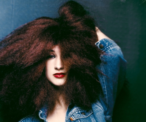 Fondo de pantalla Beautiful Brunette With Curly Hair 480x400