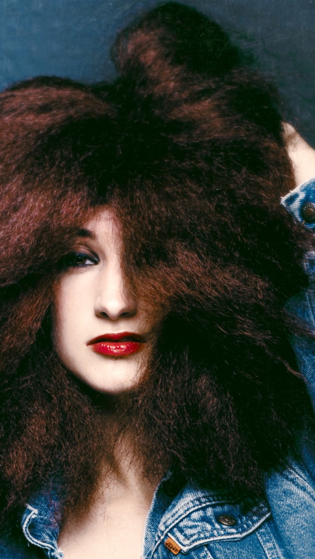 Sfondi Beautiful Brunette With Curly Hair 640x1136