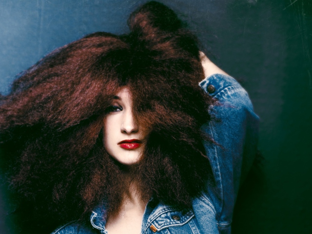 Sfondi Beautiful Brunette With Curly Hair 640x480