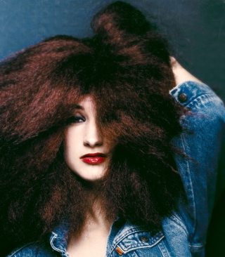 Kostenloses Beautiful Brunette With Curly Hair Wallpaper für 240x320