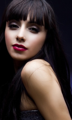 Beautiful Brunette screenshot #1 240x400