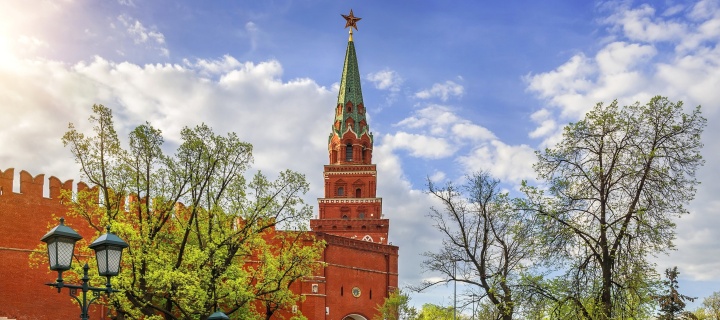 Kremlin in Moscow and Red Square wallpaper 720x320