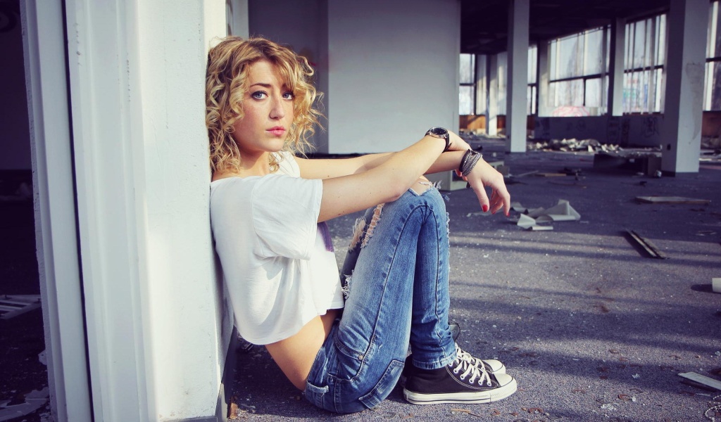 Beautiful Girl in Jeans Portrait screenshot #1 1024x600