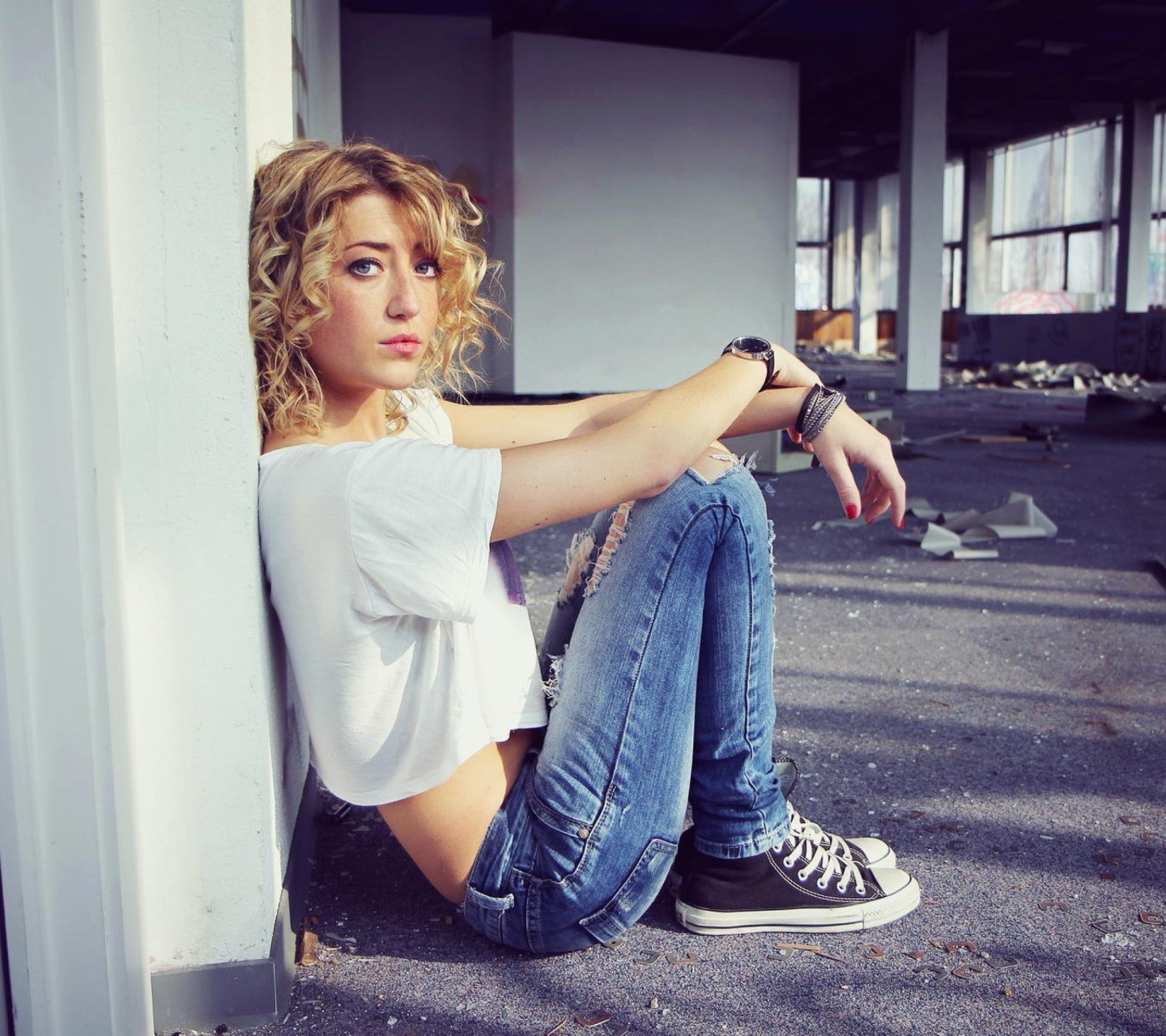 Beautiful Girl in Jeans Portrait screenshot #1 1440x1280
