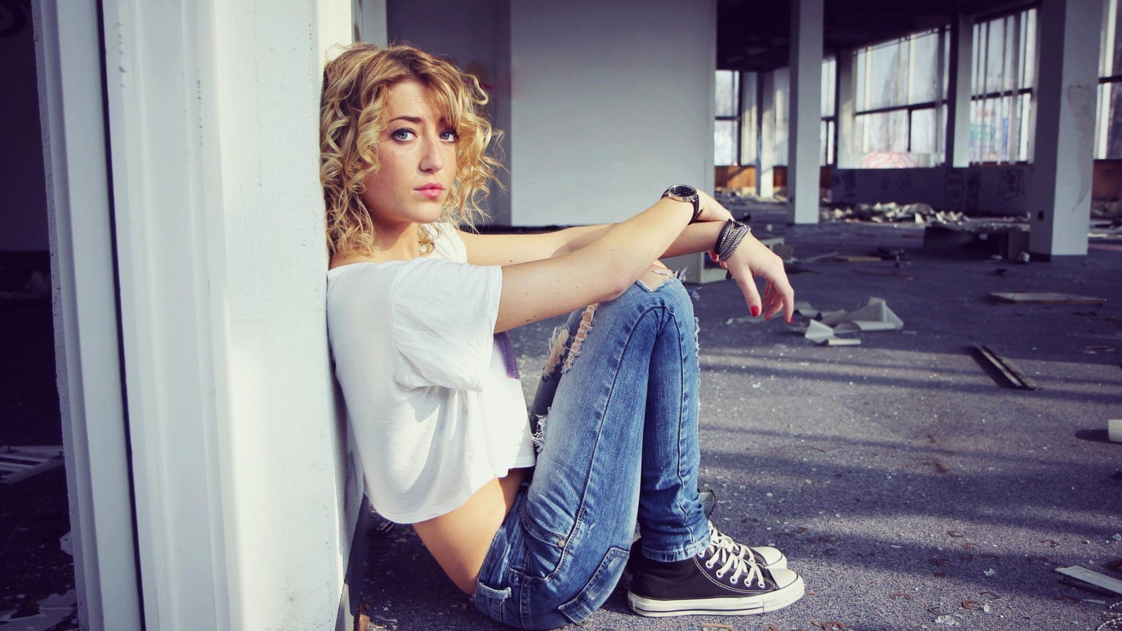 Sfondi Beautiful Girl in Jeans Portrait 1600x900