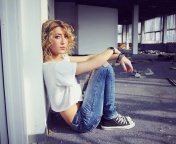 Beautiful Girl in Jeans Portrait screenshot #1 176x144