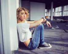 Beautiful Girl in Jeans Portrait screenshot #1 220x176
