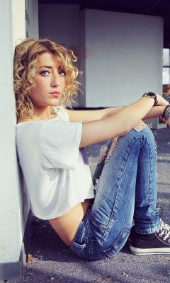 Beautiful Girl in Jeans Portrait screenshot #1 240x400