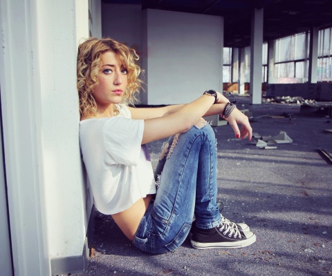 Beautiful Girl in Jeans Portrait screenshot #1 480x400