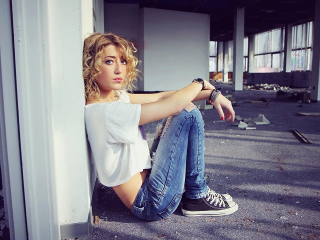 Beautiful Girl in Jeans Portrait wallpaper 640x480