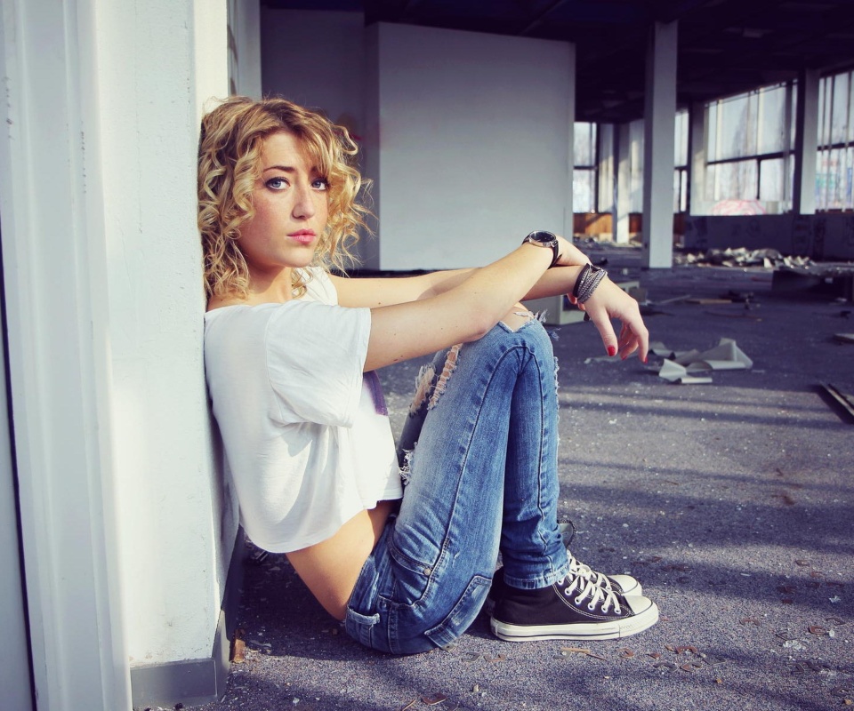 Beautiful Girl in Jeans Portrait screenshot #1 960x800
