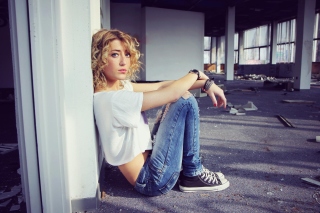 Beautiful Girl in Jeans Portrait - Obrázkek zdarma 