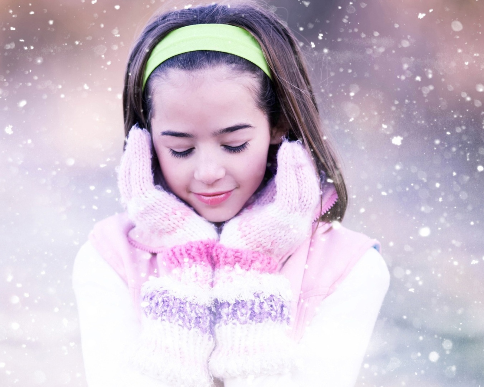 Girl In The Snow wallpaper 1600x1280