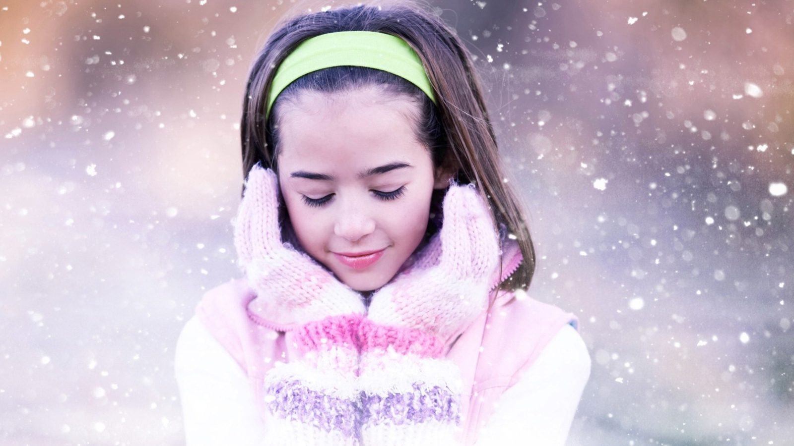 Sfondi Girl In The Snow 1600x900