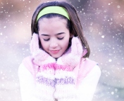 Girl In The Snow wallpaper 176x144