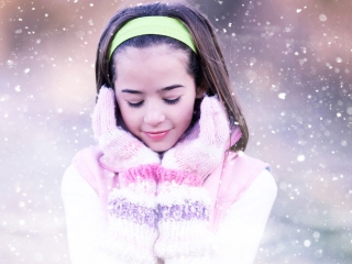 Girl In The Snow wallpaper 320x240