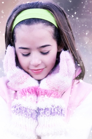 Girl In The Snow wallpaper 320x480