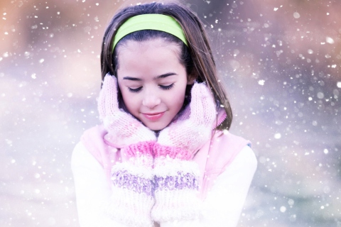 Girl In The Snow wallpaper 480x320