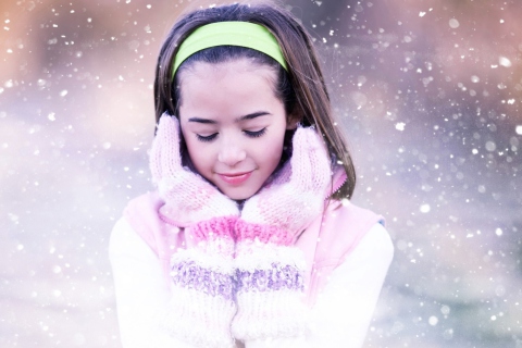 Das Girl In The Snow Wallpaper 480x320