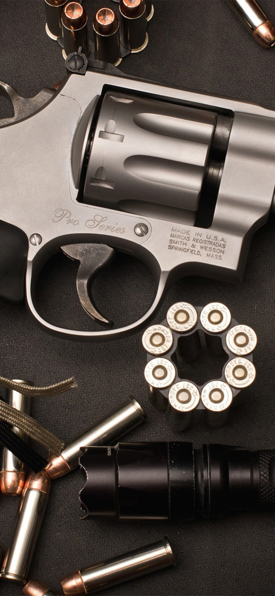 Das Smith & Wesson Revolver Wallpaper 1170x2532