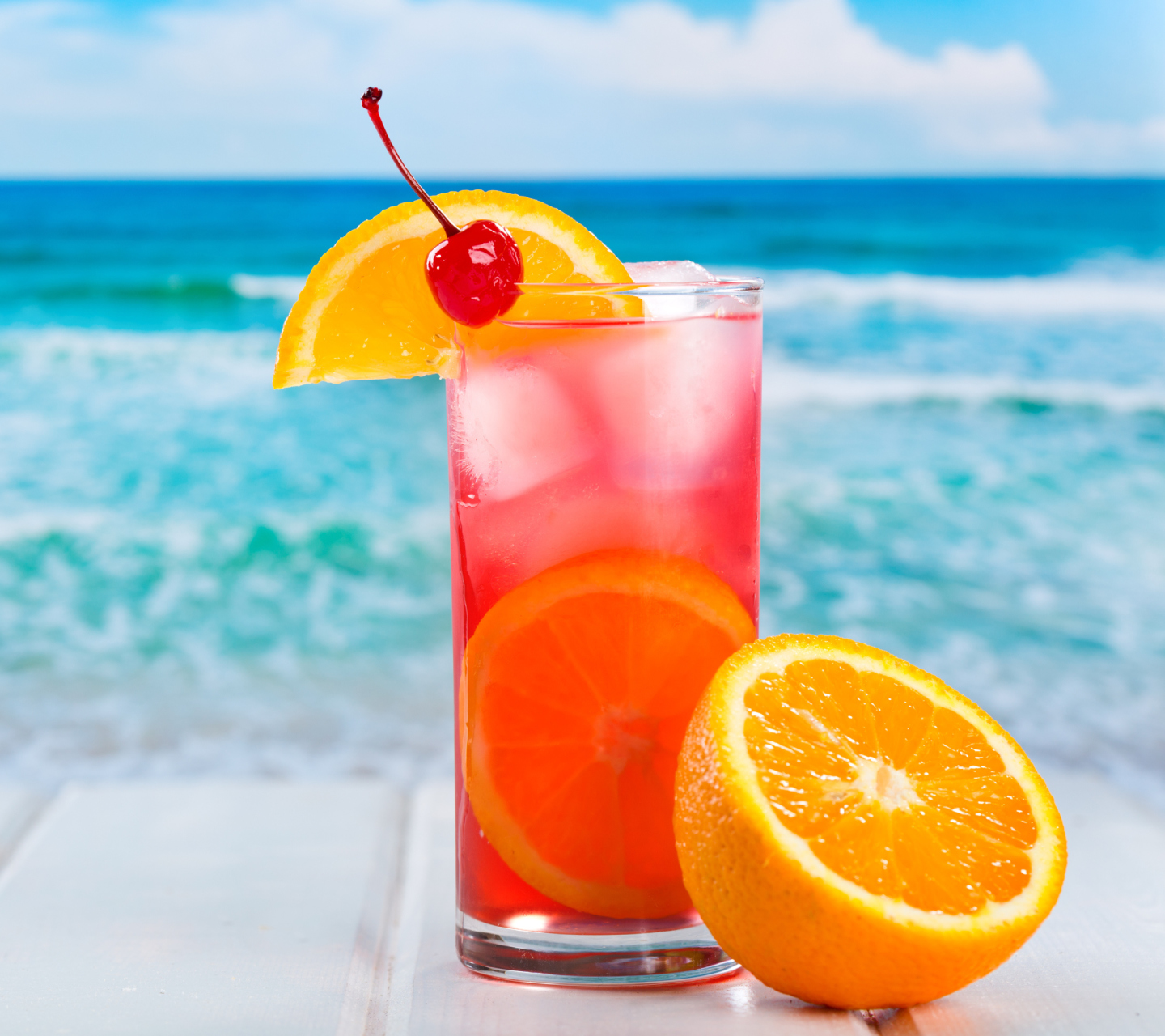 Обои Tropical Paradise Cocktail With Cherry On Top 1440x1280