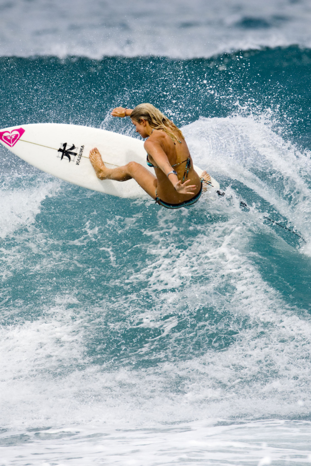 Das Girl Surfing Wallpaper 640x960