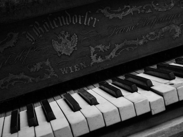 Vienna Piano wallpaper 640x480