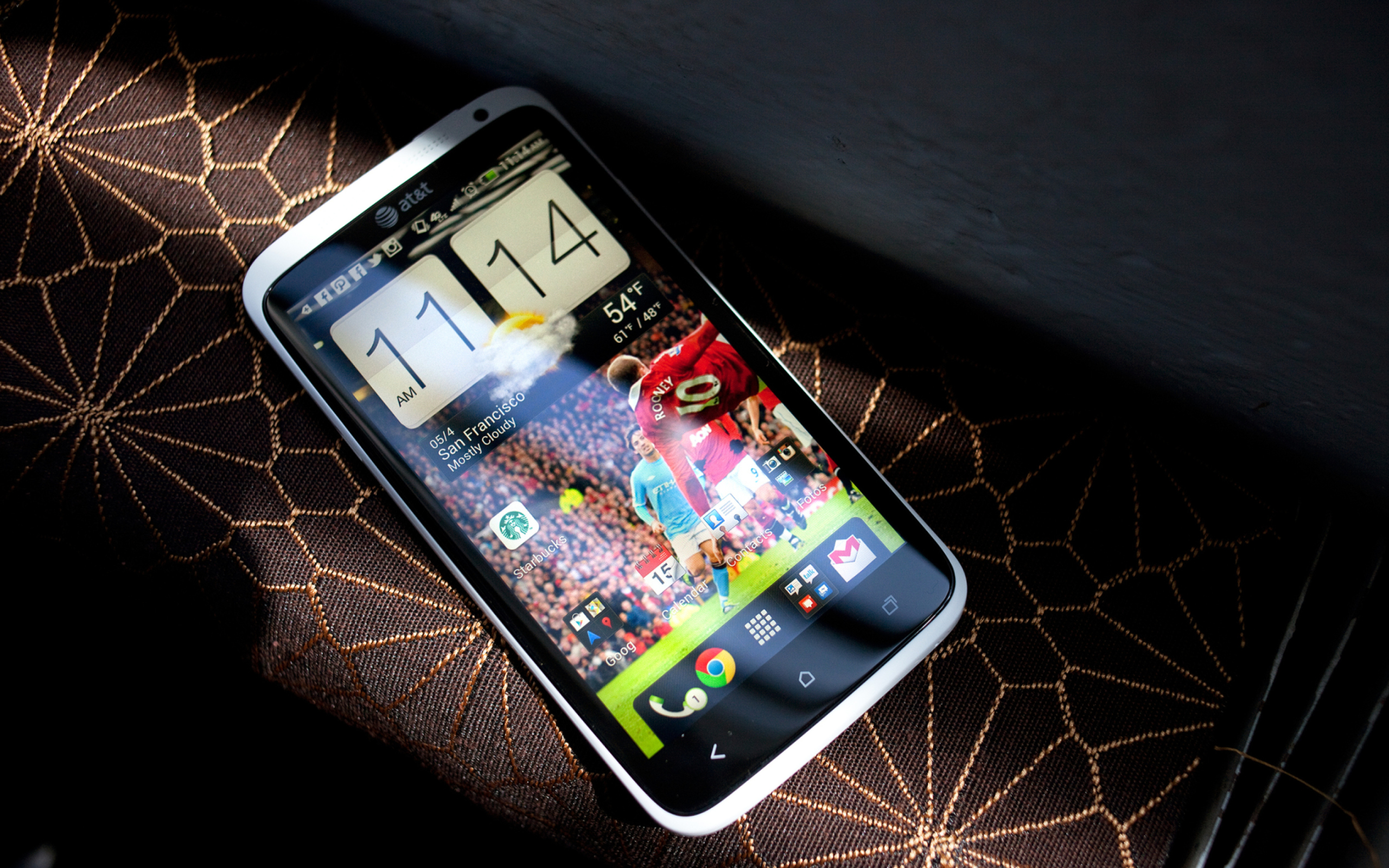 Das HTC One X - Smartphone Wallpaper 2560x1600