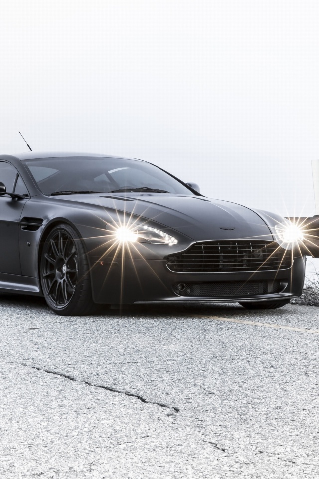 Обои 2015 Aston Martin V8 Vantage GT 640x960