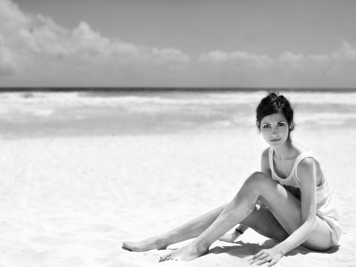 Brunette On The Beach wallpaper 1152x864