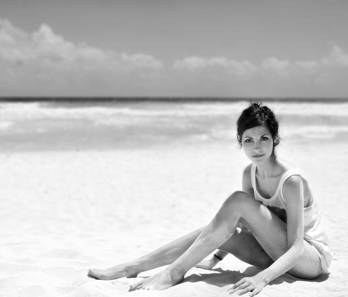 Screenshot №1 pro téma Brunette On The Beach 1200x1024