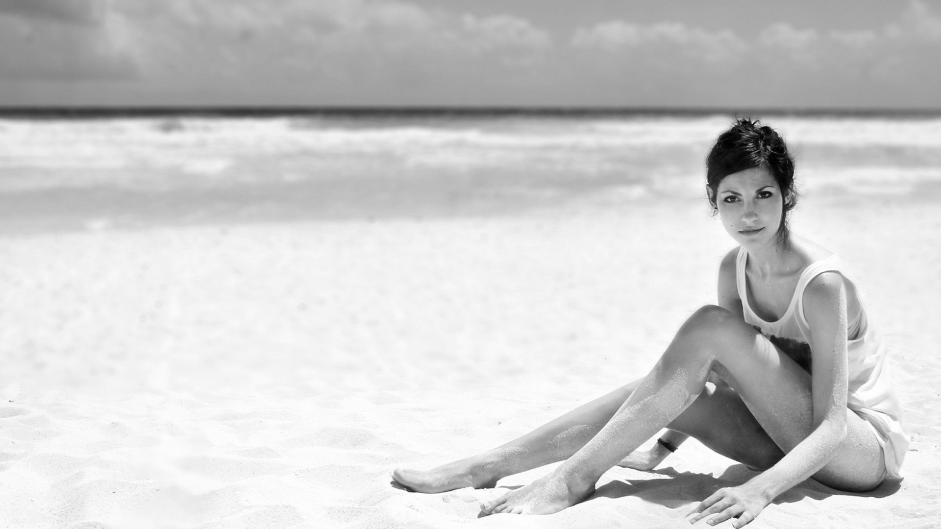 Sfondi Brunette On The Beach 1920x1080