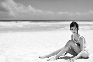 Brunette On The Beach - Obrázkek zdarma 