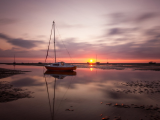 Обои Boat At Sunset 320x240