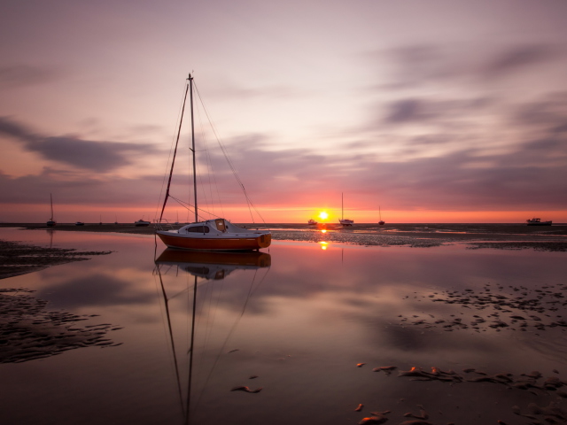 Обои Boat At Sunset 640x480