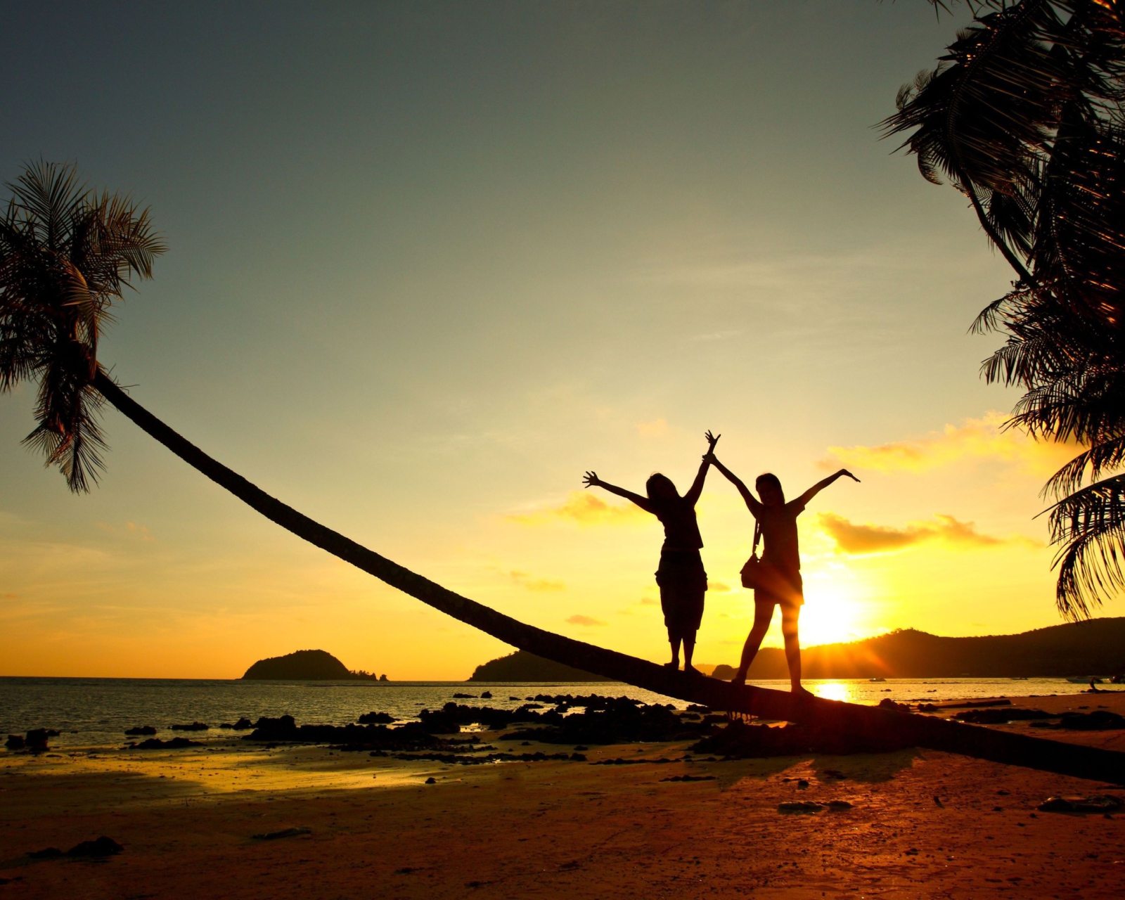 Das Couple On Beach At Sunset Wallpaper 1600x1280