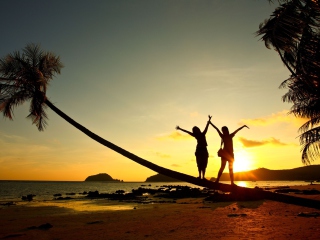 Fondo de pantalla Couple On Beach At Sunset 320x240