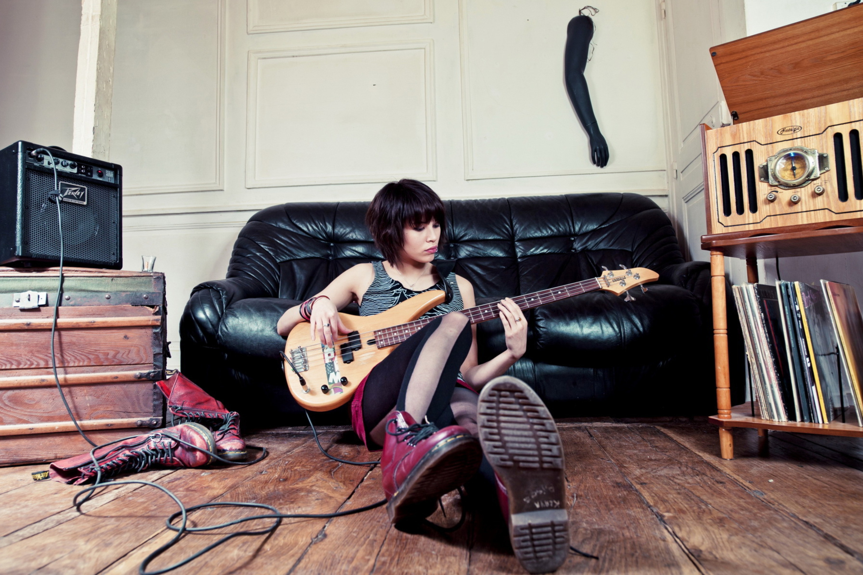 Ненавижу гитару. Девушка с электрогитарой. Рок музыканты девушки. Фотосессия с гитарой в студии. Девушка с бас гитарой.