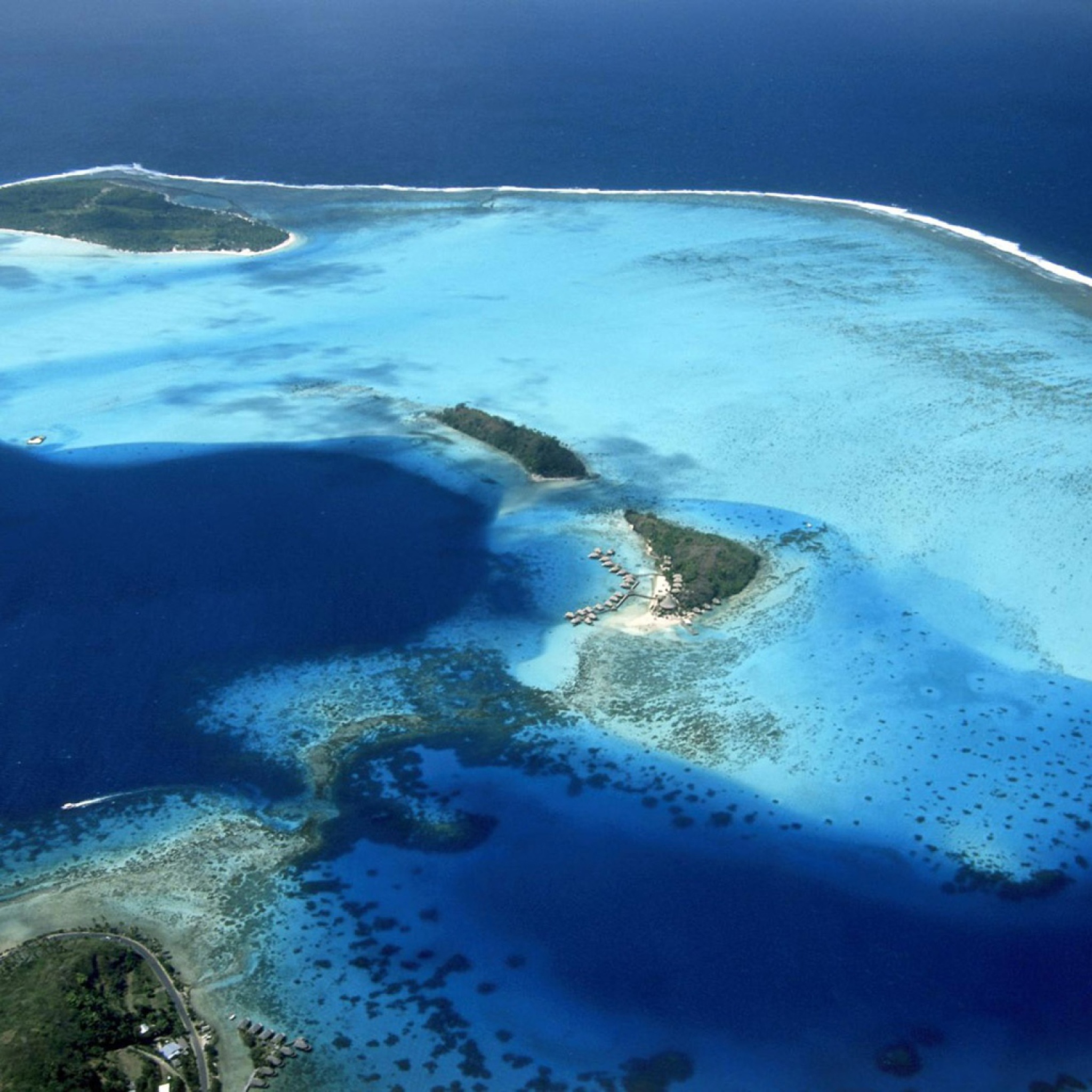 Омывающего остров тихого океана. Атолл Бора-Бора. Атолл в тихом океане. Остров Бора Бора океан. Bora Bora French Polynesia Бора Бора.