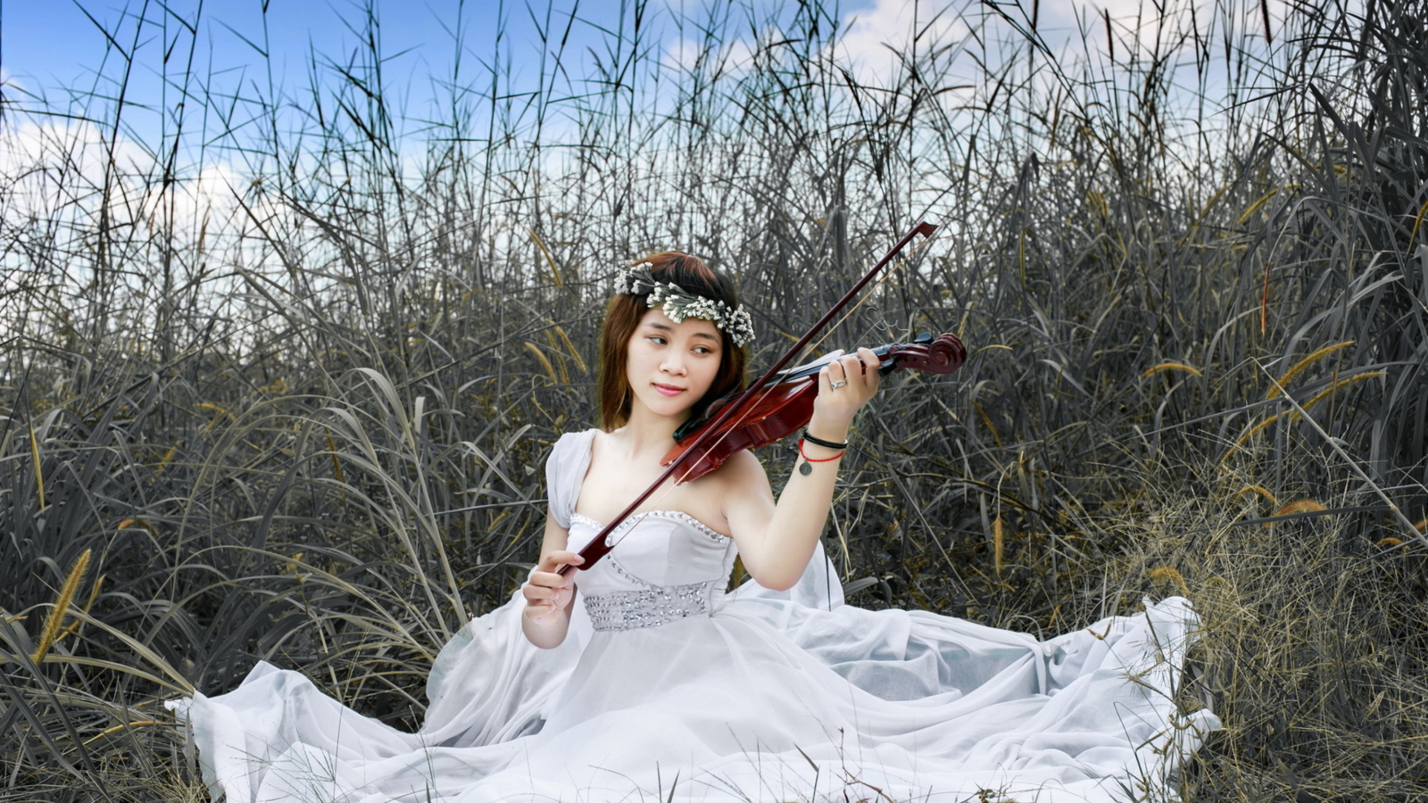 Обои Asian Girl Playing Violin 1600x900