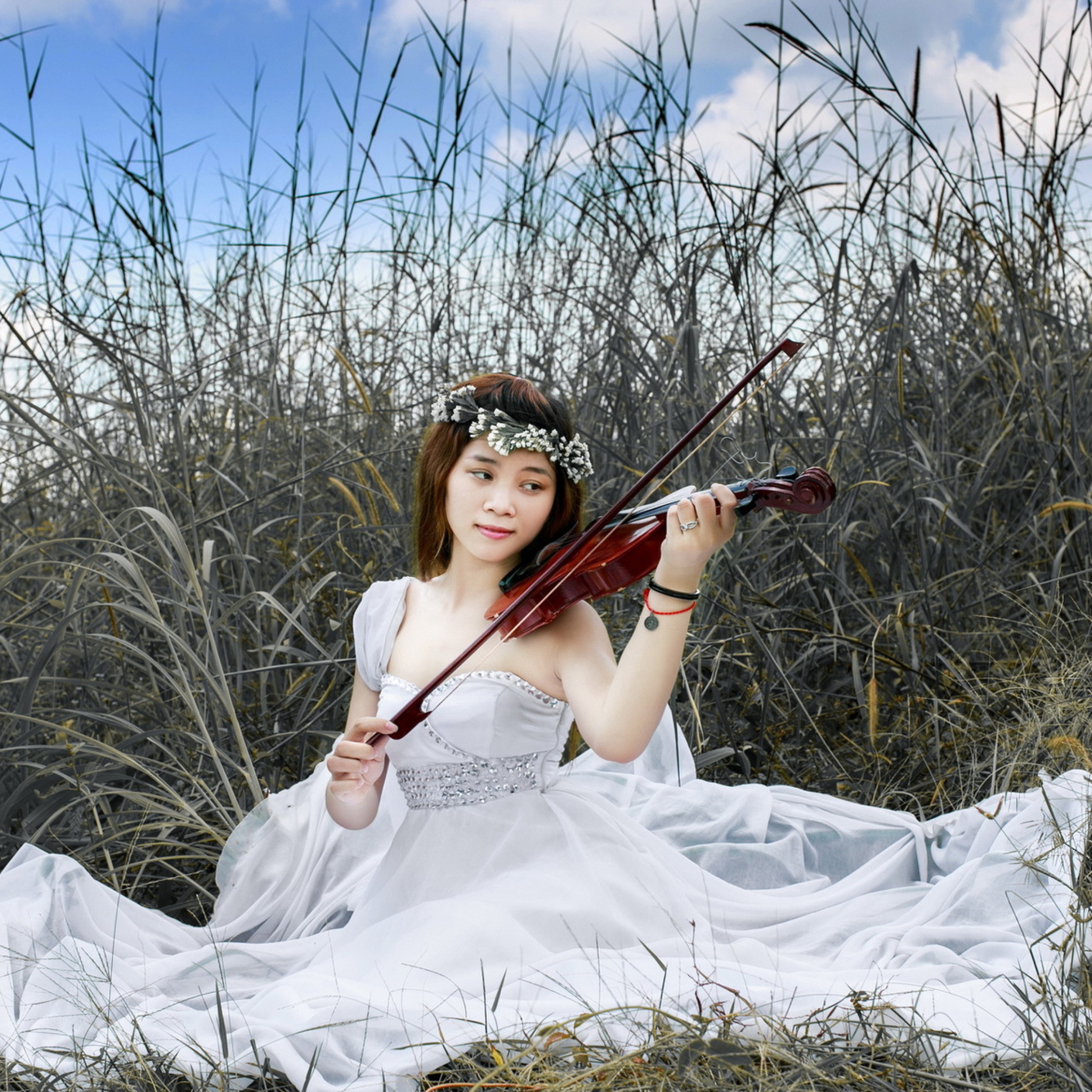 Fondo de pantalla Asian Girl Playing Violin 2048x2048