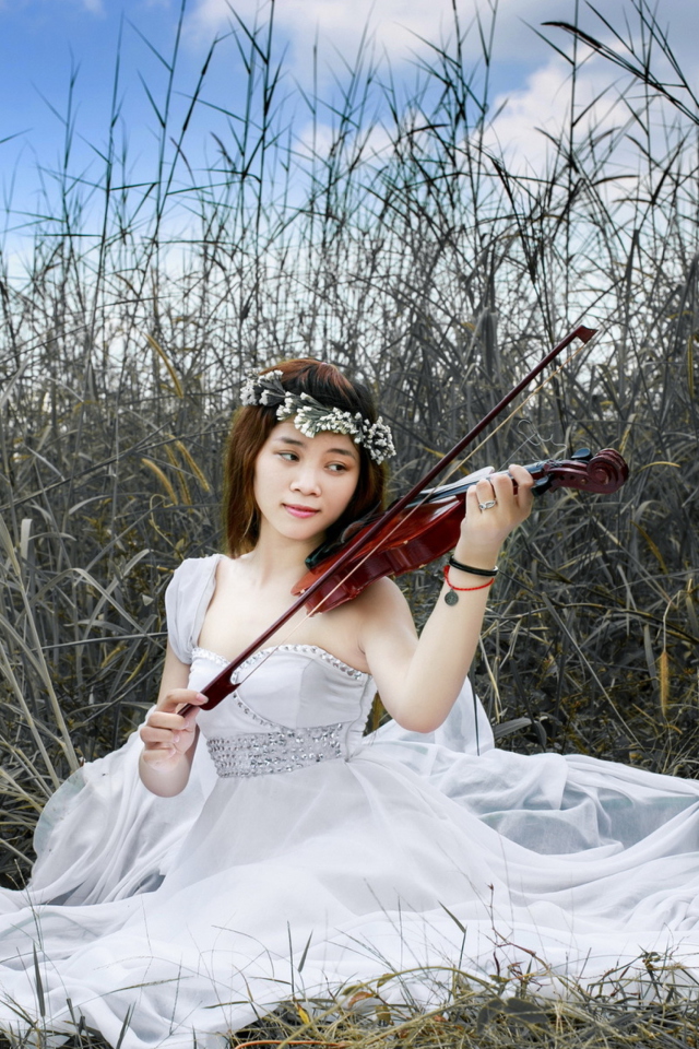 Обои Asian Girl Playing Violin 640x960
