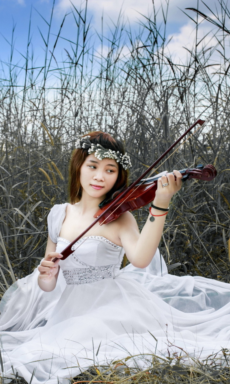 Обои Asian Girl Playing Violin 768x1280