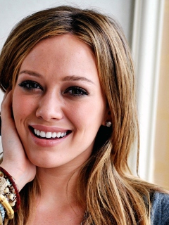 Screenshot №1 pro téma Hillary Duff Smiling 240x320