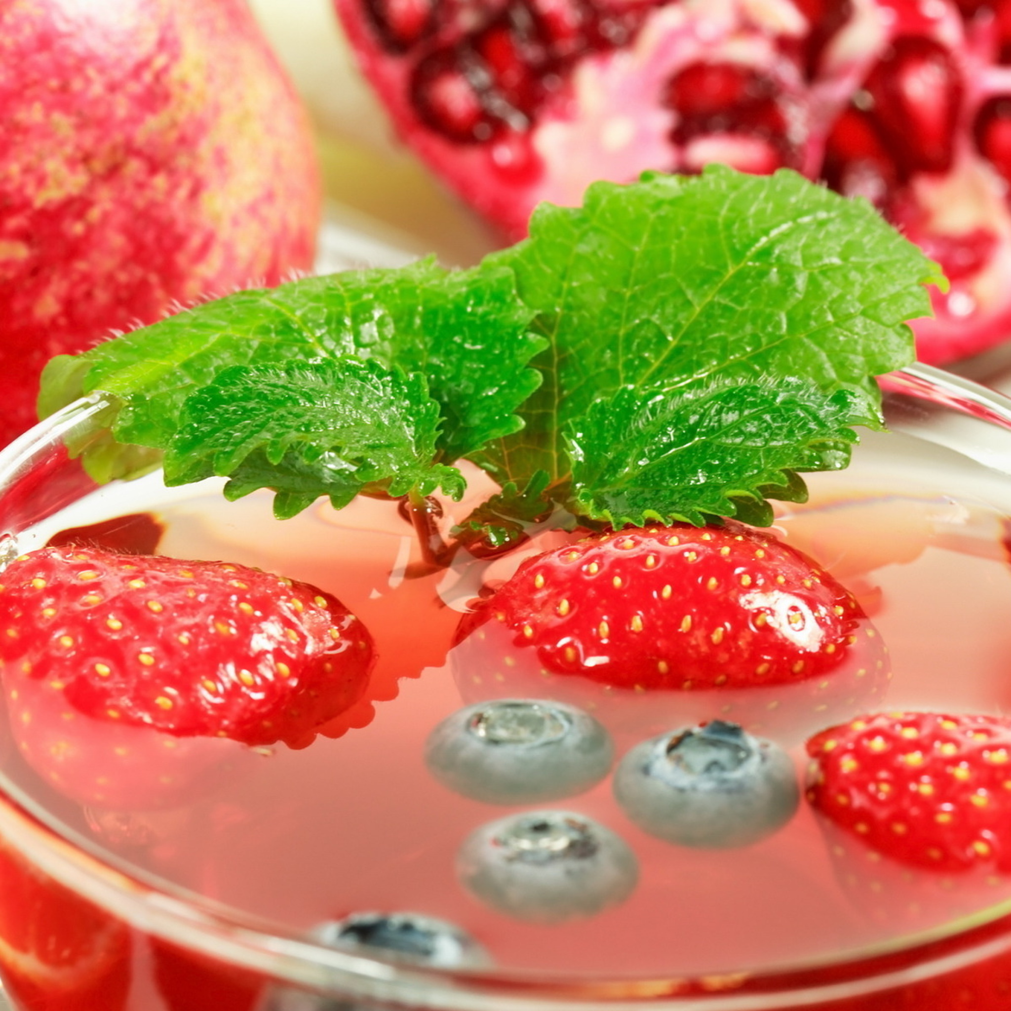 Sfondi Hot Strawberry Cider 2048x2048
