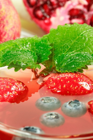 Fondo de pantalla Hot Strawberry Cider 320x480