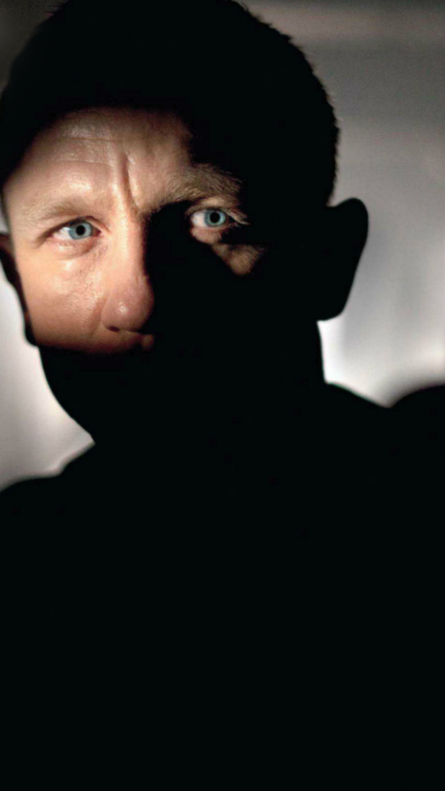 Fondo de pantalla Daniel Craig As Agent 007 640x1136