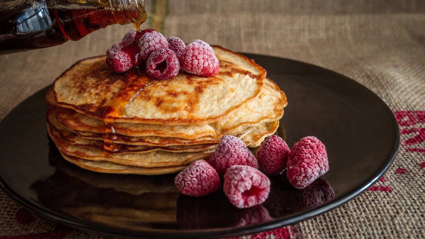 Das Delicious Pancake in Paris Wallpaper 1366x768