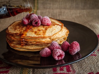 Delicious Pancake in Paris wallpaper 320x240